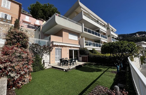 Roquebrune-Cap-Martin Apartment | Apartment with garden by the sea, 5 min walk to the beach, only 2km from Monaco