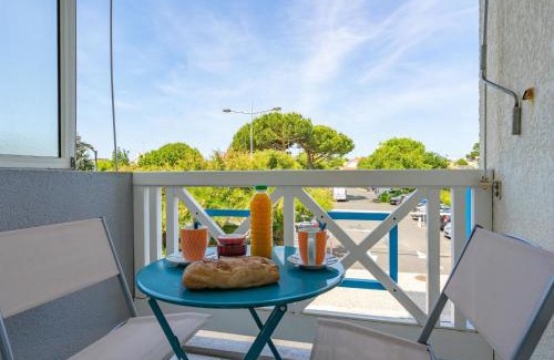 Saint-Georges-de-Didonne Apartment | Apartment Bleu Marine by Interhome
