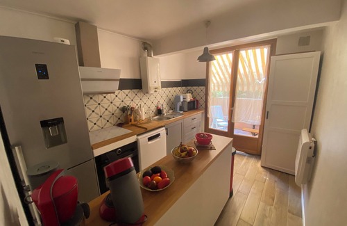 Saint-Mandrier-sur-Mer Apartment | Apartment of 55m2, beach at 80m and pine forest, terrace, 1 bedroom, independent kitchen