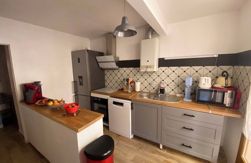 Saint-Mandrier-sur-Mer Apartment | Apartment of 55m2, beach at 80m and pine forest, terrace, 1 bedroom, independent kitchen