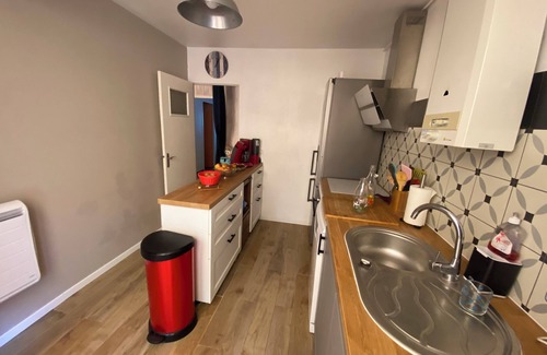 Saint-Mandrier-sur-Mer Apartment | Apartment of 55m2, beach at 80m and pine forest, terrace, 1 bedroom, independent kitchen