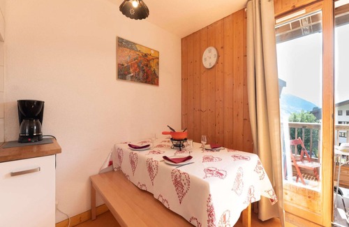Saint-Sorlin-d'Arves Apartment | Apartment in Saint-Sorlin with Mountain Views