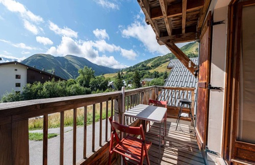 Saint-Sorlin-d'Arves Apartment | Apartment in Saint-Sorlin with Mountain Views