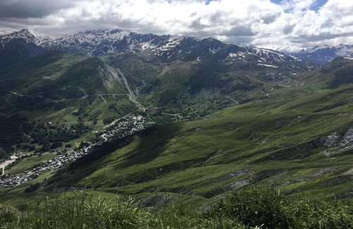 Saint-Sorlin-d'Arves Apartment | Apartment in Saint-Sorlin with Mountain Views
