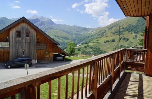 Saint-Jean-d'Arves Apartment | Apartment in chalet close to ski slopes and school