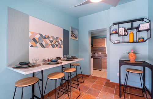 Six-Fours-les-Plages House | Apartment 'Autour D'un Patio, Proche Mer' with Private Terrace, Wi-Fi and Air Conditioning