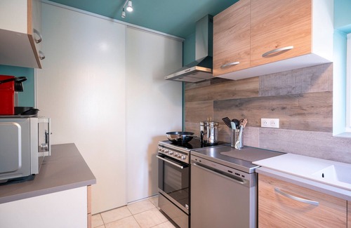 Six-Fours-les-Plages House | Apartment 'Autour D'un Patio, Proche Mer' with Private Terrace, Wi-Fi and Air Conditioning