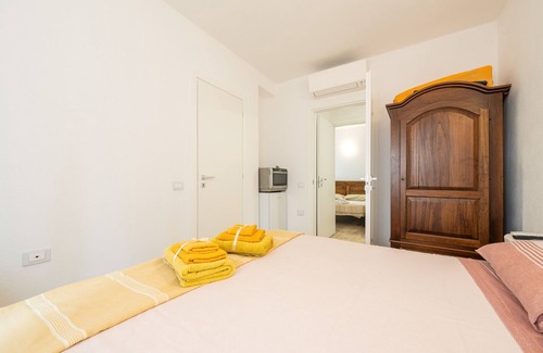 S'oru e Mari Apartment | Apartment 'Gambero Rosso' with Private Terrace, Wi-Fi and Air Conditioning
