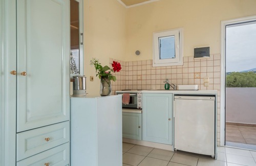 Svoronata Apartment | Apartment 'Garden View 2' with Shared Pool, Wi-Fi and Air Conditioning