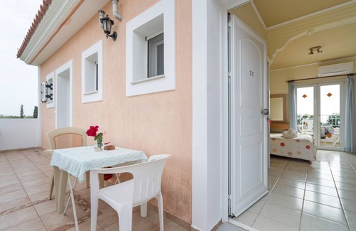 Svoronata Apartment | Apartment 'Garden View 2' with Shared Pool, Wi-Fi and Air Conditioning