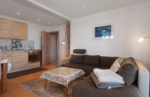 Deggenhausertal Apartment | Apartment 'Gartenwohnung' with Lake View, Private Terrace and Wi-Fi