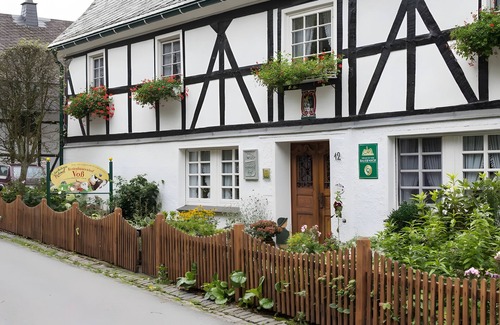 Lenne Apartment | Apartment 'Hase' with Mountain View, Shared Terrace and Wi-Fi