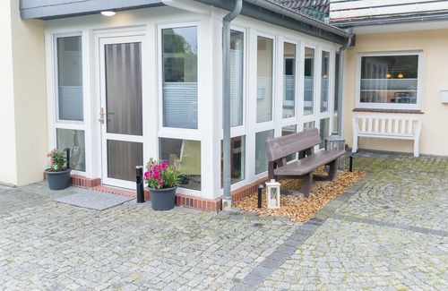 Wiesmoor Apartment | Apartment 'Haus Krokus Wiesmoor Ostfriesland' incl. bed linen and towels, with Wi-Fi