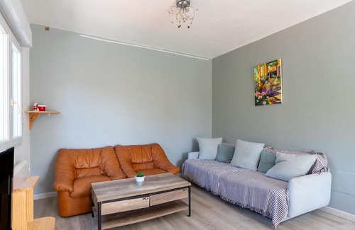 Quartier des Espesses Apartment | Apartment 'Haut Maison Nîmes' with Shared Pool, Wi-Fi and Air Conditioning