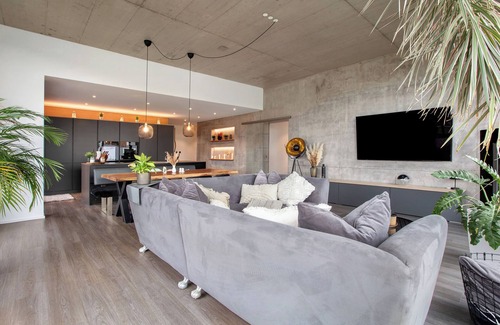 Karsau Apartment | Apartment 'Helle Lichtdurchflutete Wohnung' with Mountain View, Private Terrace and Wi-Fi
