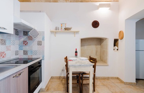 Tuglie Apartment | Apartment 'Helga' with Shared Terrace, Wi-Fi and Air Conditioning