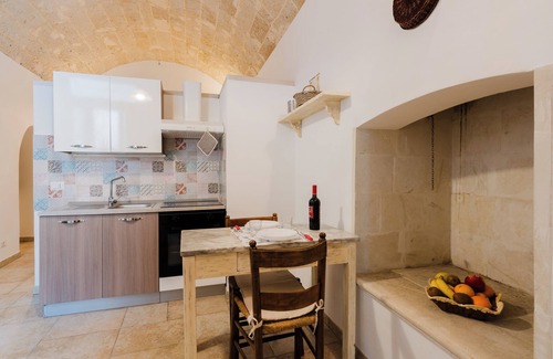 Tuglie Apartment | Apartment 'Helga' with Shared Terrace, Wi-Fi and Air Conditioning