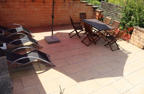 Steisslingen Apartment | Apartment 'Honacker' with Private Terrace, Shared Garden and Wi-Fi