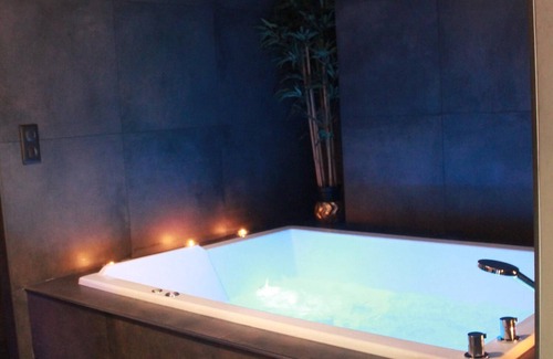 Old Town Apartment | Apartment-Honeymoon-Whirlpool bath-Courtyard view