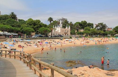 Sant Feliu de Guixols Apartment | Apartment in S'Agaro, an 8-minute walk to the beach
