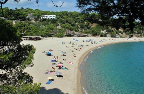 Sant Feliu de Guixols Apartment | Apartment in S'Agaro, an 8-minute walk to the beach