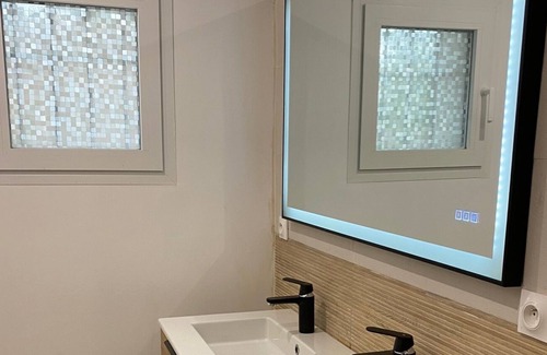 Les Pennes-Mirabeau House | Apartment in villa not overlooked