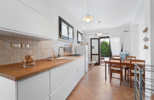 Porto Pino Apartment | Apartment 'I Lentischi' with Sea View, Wi-Fi and Air Conditioning