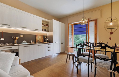 Caldine Apartment | Apartment 'Il Nido Emozioni Charme E Colori' with Balcony, Wi-Fi and Air Conditioning