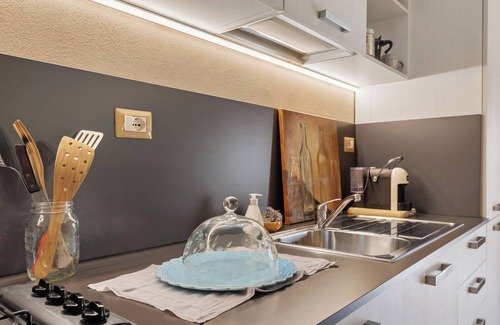 Caldine Apartment | Apartment 'Il Nido Emozioni Charme E Colori' with Balcony, Wi-Fi and Air Conditioning