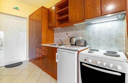 Agios Stefanos Avliotes Apartment | Apartment In A Hotel 'Kosmos Studio 3' with Shared Terrace, Wi-Fi and Air Conditioning
