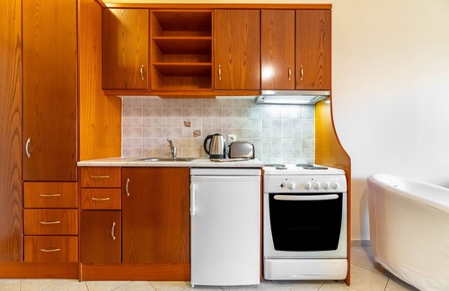 Agios Stefanos Avliotes Apartment | Apartment In A Hotel 'Kosmos Studio 3' with Shared Terrace, Wi-Fi and Air Conditioning