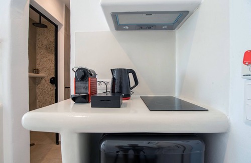 Mikri Vigla Apartment | Apartment In A Hotel 'Naxos Earth Suites Deluxe Double' with Sea View, Wi-Fi and Air Conditioning