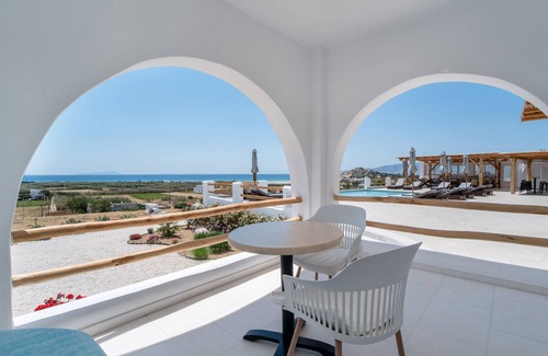 Mikri Vigla Apartment | Apartment In A Hotel 'Naxos Earth Junior Suite' with Sea View, Wi-Fi and Air Conditioning