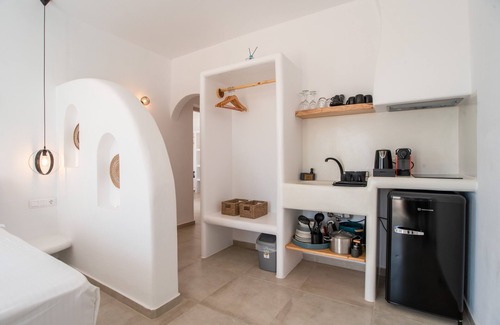 Mikri Vigla Apartment | Apartment In A Hotel 'Naxos Earth Residence' with Sea View, Wi-Fi and Air Conditioning