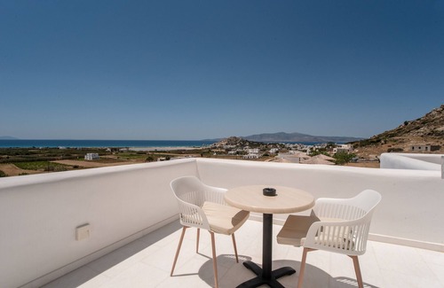 Mikri Vigla Apartment | Apartment In A Hotel 'Naxos Earth Suites Bamboo' with Sea View, Wi-Fi and Air Conditioning