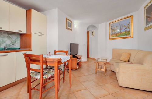 Arzachena Apartment | Apartment in a Villa in the Countryside with Mountain View and Shared Pool
