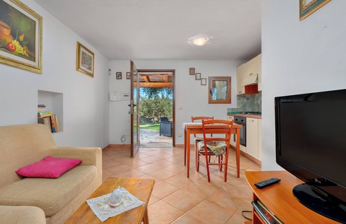 Arzachena Apartment | Apartment in a Villa in the Countryside with Mountain View and Shared Pool