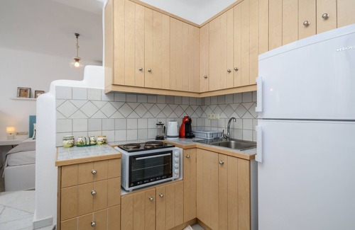 Agia Anna Apartment | Apartment in Ag.Anna area,fully equipped,semi-basement & very quiet environment.