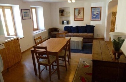 La Roche-de-Rame Apartment | Apartment in Chalet, 150 m from a natural lake, large garden, very quiet.