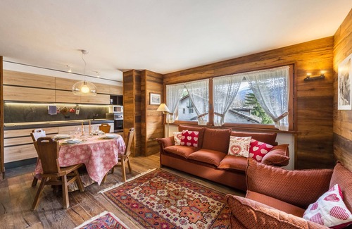 Courmayeur Apartment | Apartment “In centro a Courmayeur Mont Blanc” with Mountain View & Balconies