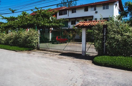 Bracui Apartment | Apartment in condominium with pool and beach