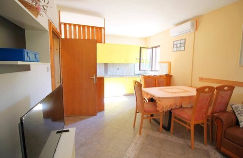Dinjiska Apartment | Apartment in Dinjiška by the Beach