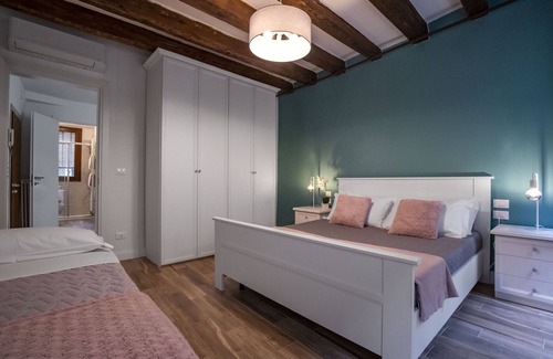 Dorsoduro Apartment | Apartment in Dorsoduro with 2 rooms, canal view, WIFI and air conditioning