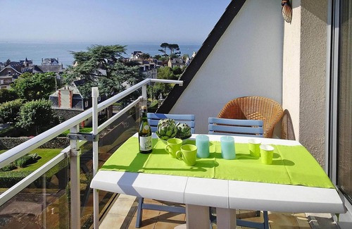 Saint-Quay-Portrieux Apartment | Apartment in St Quay near Seven Beaches