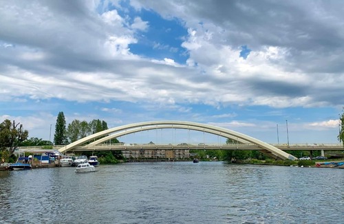 Elmbridge Apartment | Apartment in Walton-On-Thames - King Bed