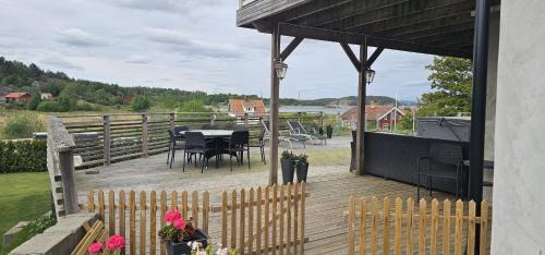 Hoviksnas Apartment | Apartment in Hoviksnas, 300 m from the sea with a view of the Tjorn Bridge