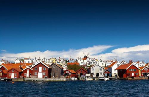 Hoviksnas Apartment | Apartment in Hoviksnas, 300 m from the sea with a view of the Tjorn Bridge