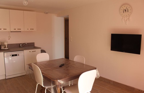 Formigueres House | Apartment in mountain house sleeps 4 to 6