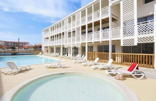 Mimizan-Plage Apartment | Apartment in the center of Mimizan with swimming pool and barbecue
