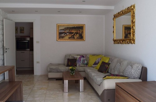 Crikvenica Apartment | Apartment in the house with garden in peaceful neighborhood 5 minutes from beach